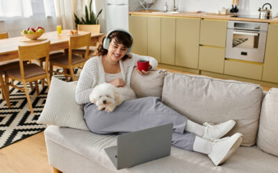 Hybrydowy system pracy – co zyskuje pracodawca, a co pracownik?